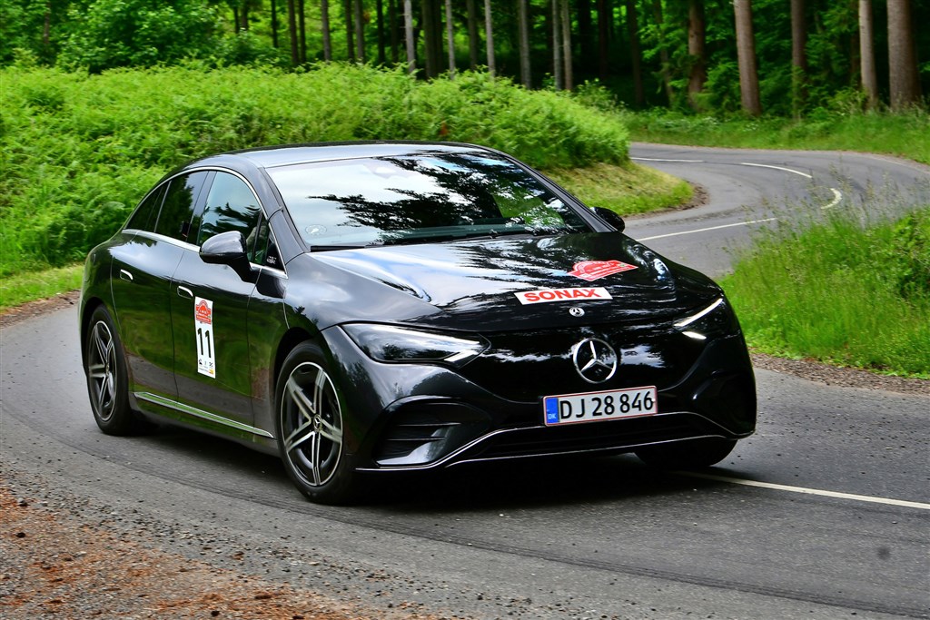 Det var meget tæt på en danmarksmesterpremiere, da Toni Hansen fra Horsens og Viggo Møller Johansen fra Vejle deltog i Oresund Rally med den nye Mercedes EQE 350.
(Foto: Morten Dam)